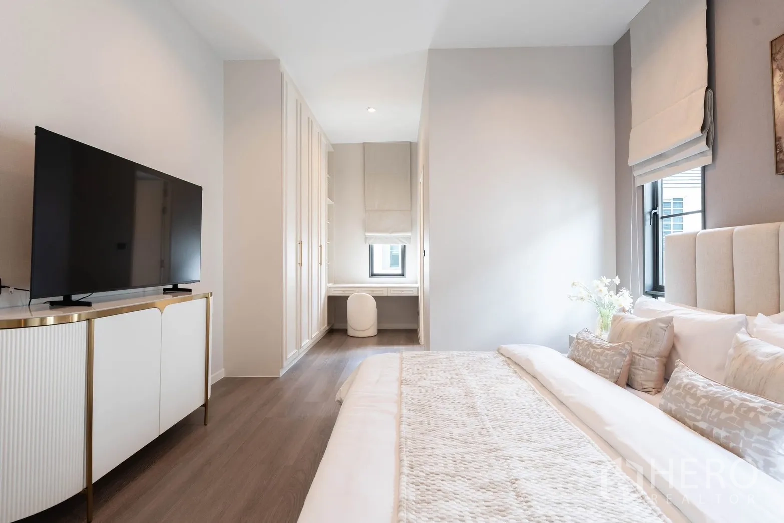 Detached House for rent in Bang Phli, Samut Prakan - Cozy bedroom with TV console, long wardrobe corridor, and vanity desk.