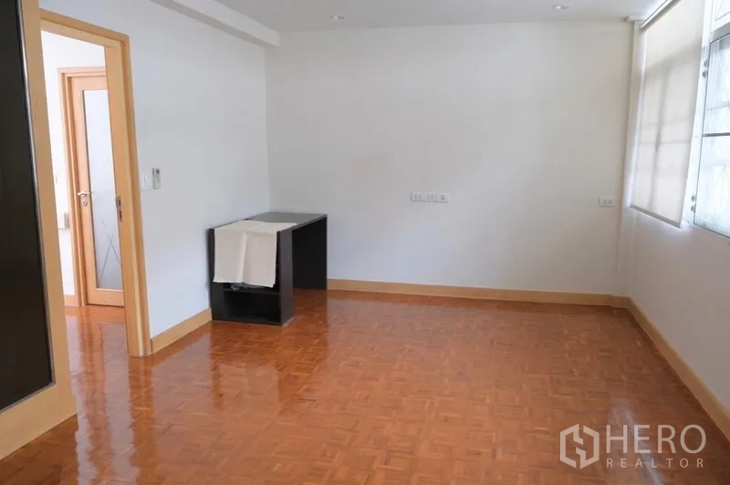 ทาวน์เฮาส์ ให้เช่าในKhlong Toei, Bangkok - ห้องอเนกประสงค์พื้นปาร์เกต์เงา ผนังสีขาวและแสงธรรมชาติจากหน้าต่าง