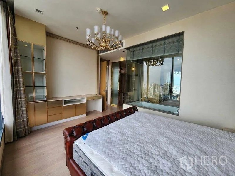 คอนโด ให้เช่า - ห้องนอนหลักมุมมองโชว์ตู้บิลท์อิน และผนังกระจกเชื่อมห้องน้ำ