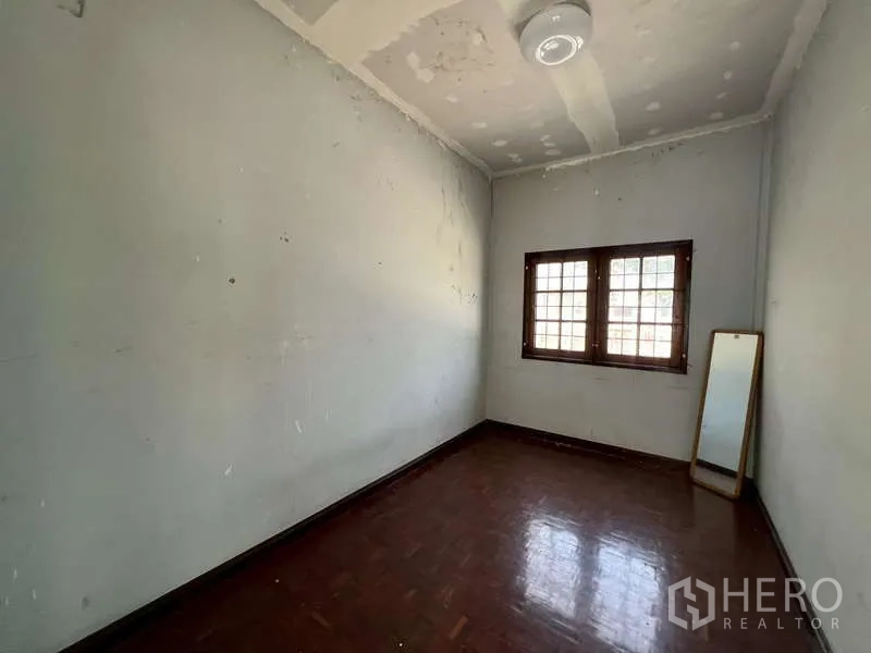 Detached House for rent in Prawet, Bangkok - Small spare room with wood flooring and a single window.