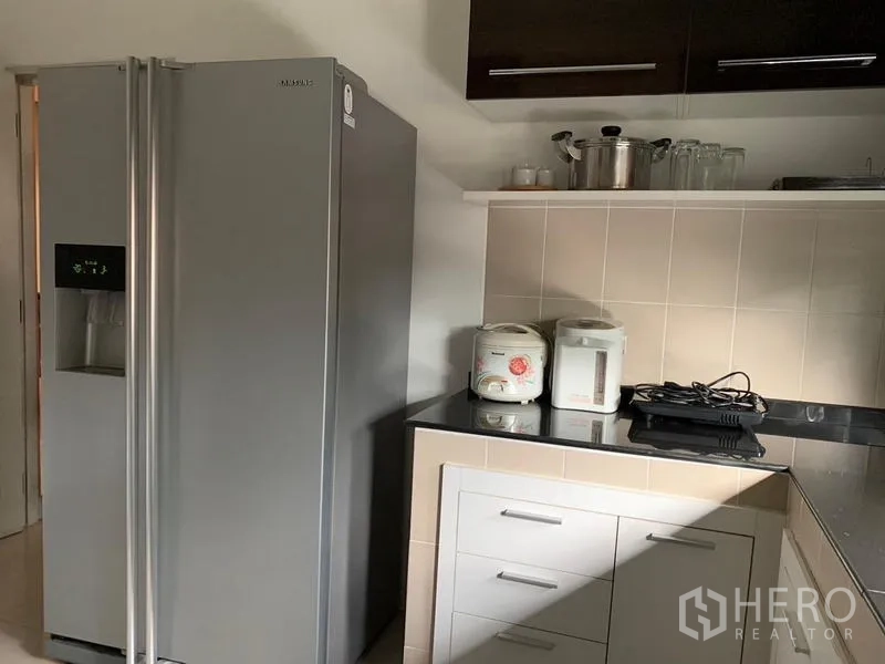 บ้าน ให้เช่าหรือขายในKhan Na Yao, Bangkok - มุมครัวพร้อมตู้เย็นขนาดใหญ่แบบสองประตูและพื้นที่เก็บของ