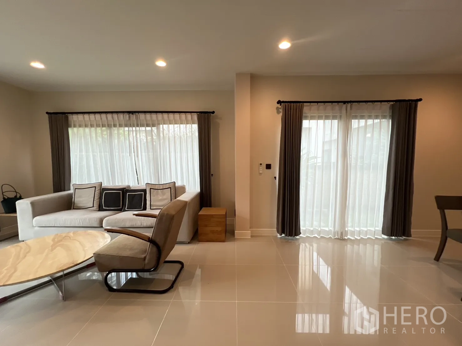 บ้าน ให้เช่าในBang Kapi, Bangkok - มุมนั่งเล่น หน้าต่างบานใหญ่ ผ้าม่านโปร่ง โซฟาและเก้าอี้