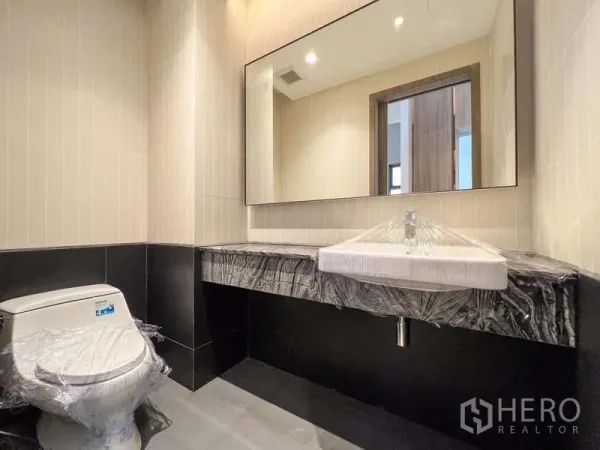 บ้าน ขายในYan Nawa, Bangkok - ห้องน้ำแขกใหม่เอี่ยม มีกระจกบานใหญ่ อ่างล้างหน้า และโถสุขภัณฑ์