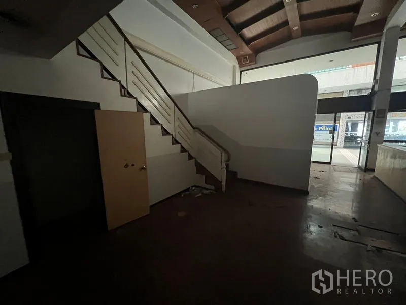 店屋 出租在Huai Khwang, Bangkok - 入口区设室内楼梯通往夹层，连通玻璃门。