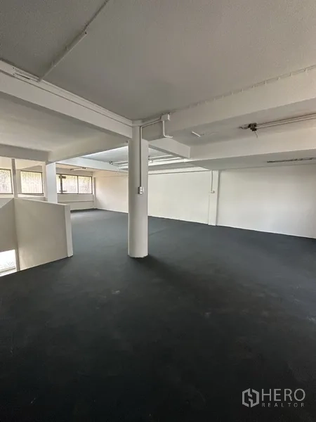 店屋 出租在Bang Na, Bangkok - 宽阔的上层开放区，柱体与低天花，灵活布局。