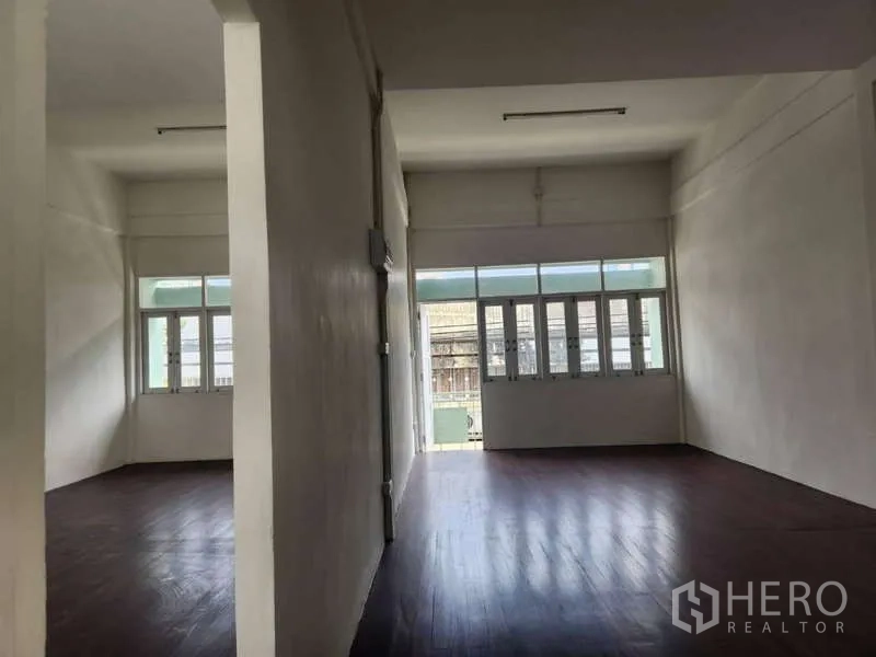 店屋 出租在Khlong Toei, Bangkok - 楼上两间分隔房，木地板与大窗。