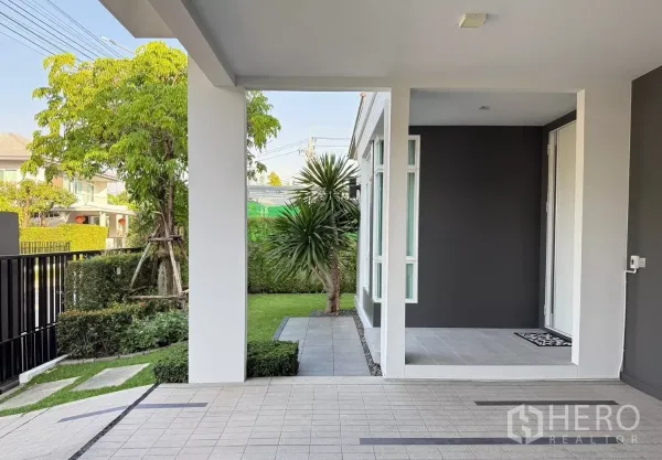 Detached House for rent in Prawet, Bangkok - Covered carport and front porch looking toward landscaped garden