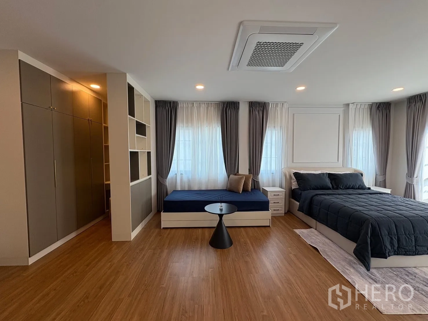 Detached House for rent in Bang Phli, Samut Prakan - Large master bedroom with king bed, daybed, wall of wardrobes and multiple big windows.