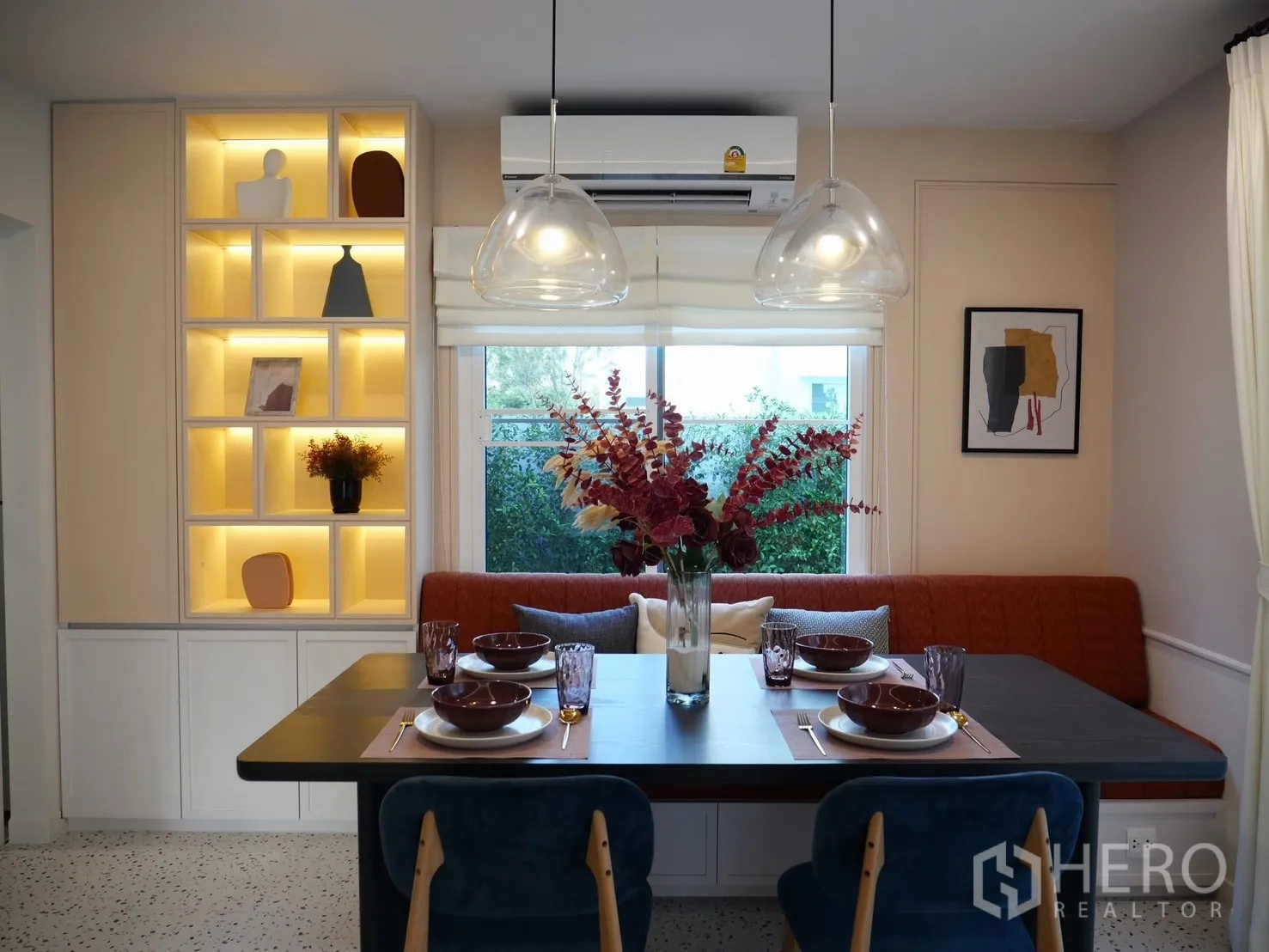 Detached House for rent in Bang Phli, Samut Prakan - Dining table set for four with illuminated shelving and window bench.