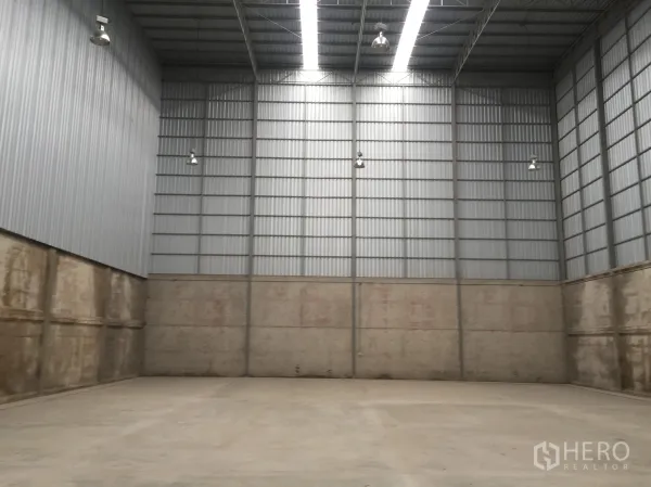 คลังสินค้า ให้เช่าในLam Luk Ka, Pathum Thani - ภายในโกดังโล่ง เพดานเหล็กสูง 12–16 ม. พื้นคอนกรีตและโคมไฟไฮเบย์