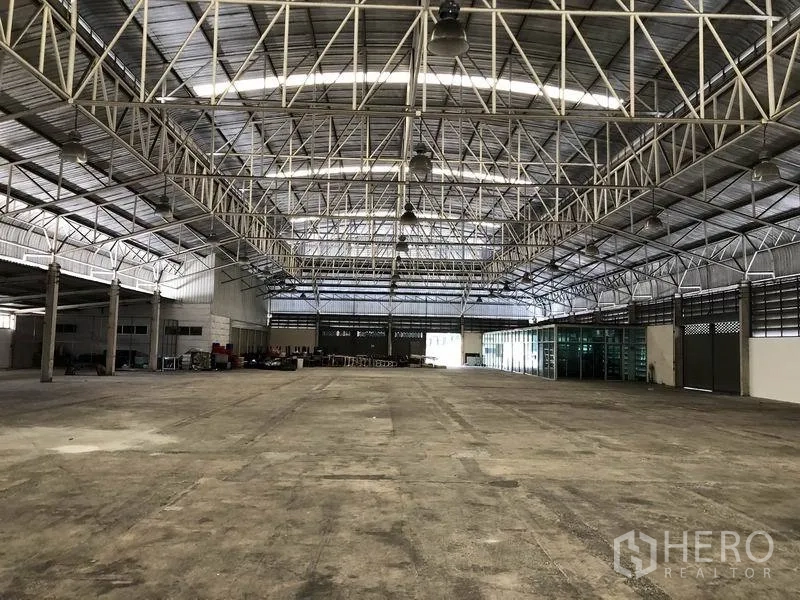 Warehouse for rent in Bang Sue, Bangkok - Spacious Bang Sue warehouse interior with high steel-truss roof, bright skylights and polished concrete floor.