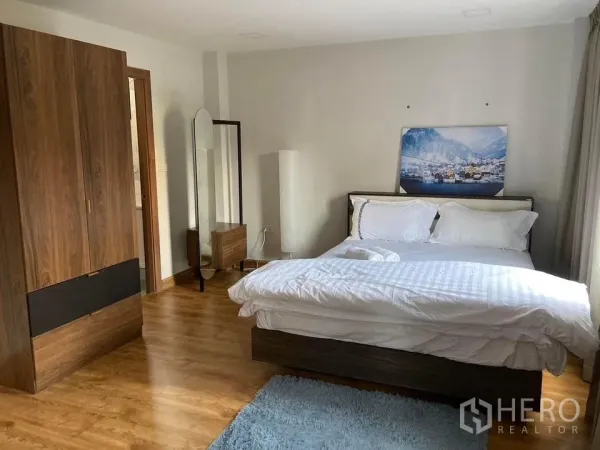 บ้าน ให้เช่าในKhlong Toei, Bangkok - ห้องนอนกว้าง พื้นไม้ เตียงคู่ และตู้เสื้อผ้าบิลท์อิน