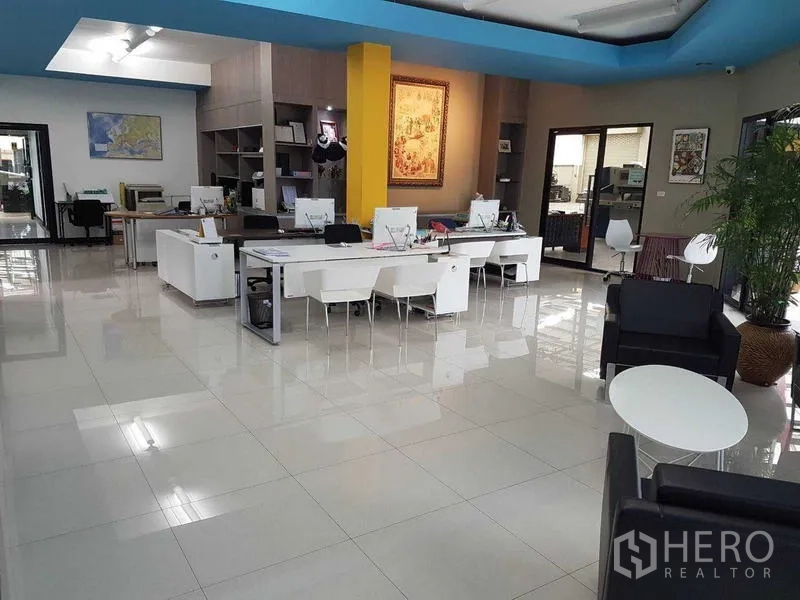 工厂 出售在Saphan Sung, Bangkok - 大型办公区，共享工位、休闲座椅与明亮地面。