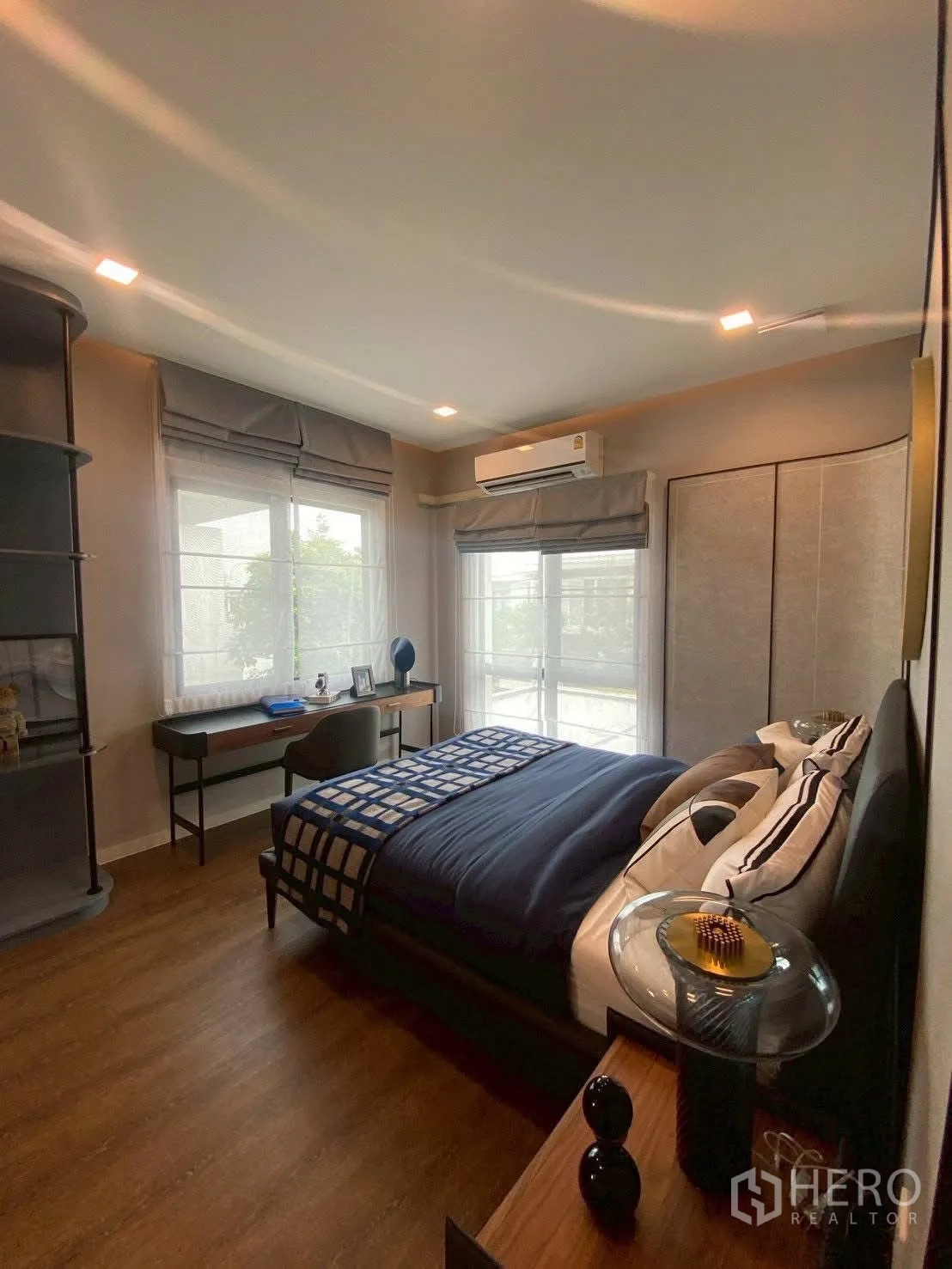 Detached House for rent in Bang Phli, Samut Prakan - Bright bedroom with desk, AC and two corner windows.