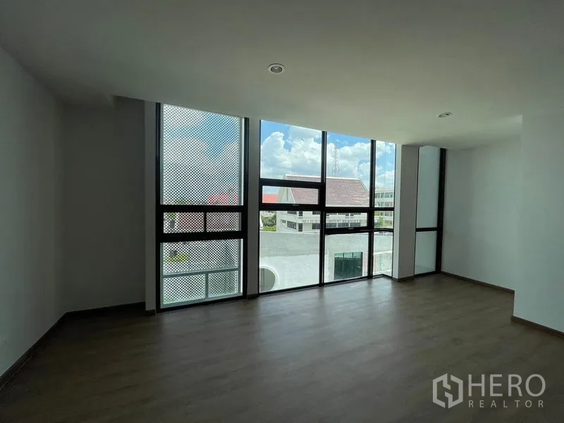 สำนักงานที่บ้าน ให้เช่าในBang Khen, Bangkok - ห้องชั้นบนพื้นไม้พร้อมหน้าต่างบานใหญ่พาโนรามา