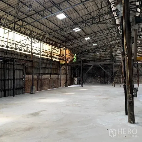 Warehouse for rent in Yan Nawa, Bangkok - Spacious warehouse interior with high-clearance steel truss roof and smooth concrete floor.