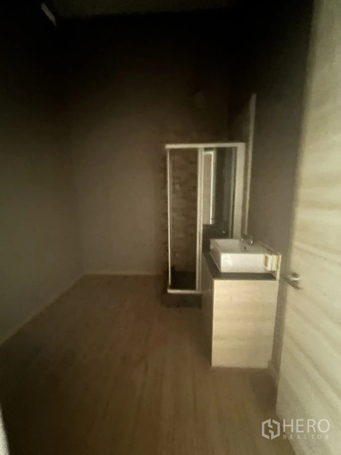 零售空间 出租在Watthana, Bangkok - 带玻璃淋浴间与台上盆的后勤房间。