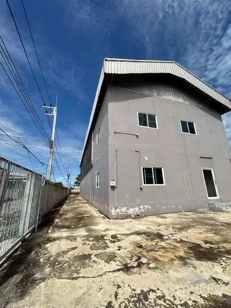 คลังสินค้า ขายในLat Lum Kaeo, Pathum Thani - มุมมองด้านข้างของอาคารโกดังและสำนักงาน 2 ชั้น มีหน้าต่างและทางวิ่งกว้าง