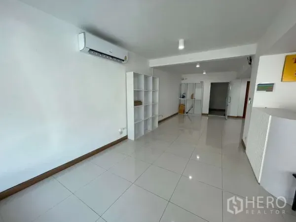 สำนักงานที่บ้าน ให้เช่าหรือขายในWang Thonglang, Bangkok - พื้นที่ทำงานติดแอร์พร้อมชั้นวางของและพื้นกระเบื้องเงา