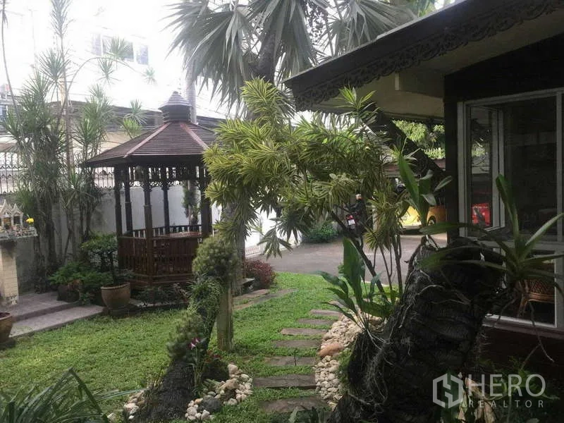 ทาวน์เฮาส์ ให้เช่าในKhlong Toei, Bangkok - สวนเขตร้อนพร้อมศาลา ทางเดินหิน และพรรณไม้