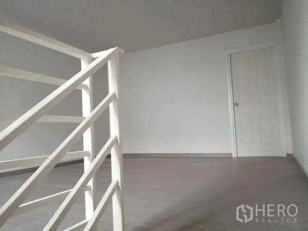 อาคารพาณิชย์ ให้เช่าในDin Daeng, Bangkok - ห้องชั้นบนพร้อมราวบันไดสีขาว พื้นลายไม้ และประตู ในอาคารพาณิชย์ 4 ชั้น