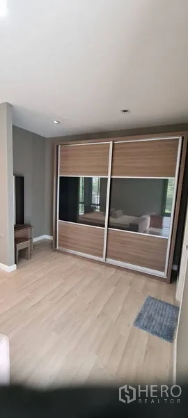 บ้าน ให้เช่าในLat Krabang, Bangkok - ตู้เสื้อผ้าบานเลื่อนบิวท์อินและโต๊ะเครื่องแป้งในห้องนอนชั้นบน