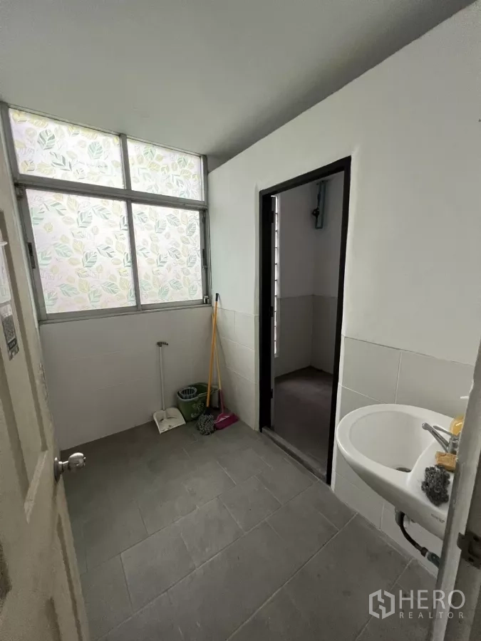 店屋 出租在Watthana, Bangkok - 杂物/清洁区，带洗手盆、清洁工具和磨砂花纹窗。