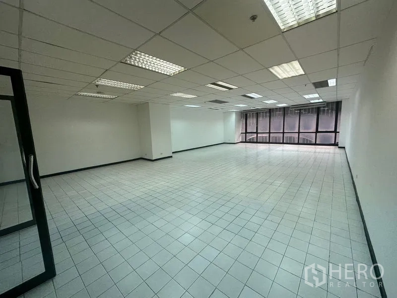 办公空间 出租在Din Daeng, Bangkok - 开放工作区，瓷砖地、吊顶与大窗户。