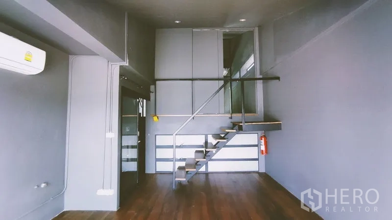 สำนักงานที่บ้าน ให้เช่าในChatuchak, Bangkok - พื้นที่ทำงานมีชั้นลอยและห้องกระจกภายใน