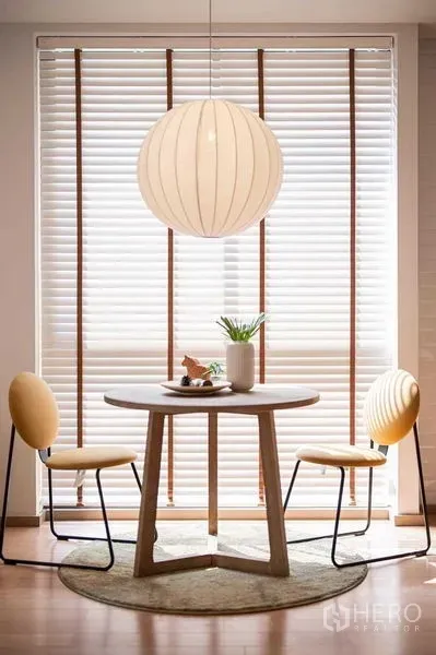 คอนโด ให้เช่าหรือขายในPathum Wan, Bangkok - โต๊ะกินข้าวทรงกลมใต้โคมไฟกระดาษ ใกล้หน้าต่างบานใหญ่