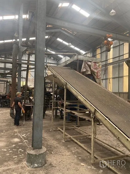 คลังสินค้า ให้เช่าหรือขายในBang Bon, Bangkok - เครื่องลำเลียงและเครื่องจักรอุตสาหกรรมภายในหลังคาสูง