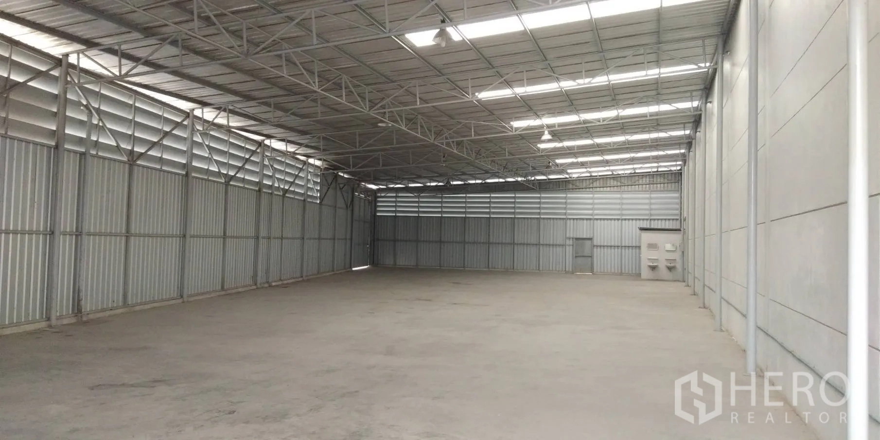 货栈 出租在Lam Luk Ka, Pathum Thani - 高挑开阔的仓库空间，通风百叶与充足装卸储存区域