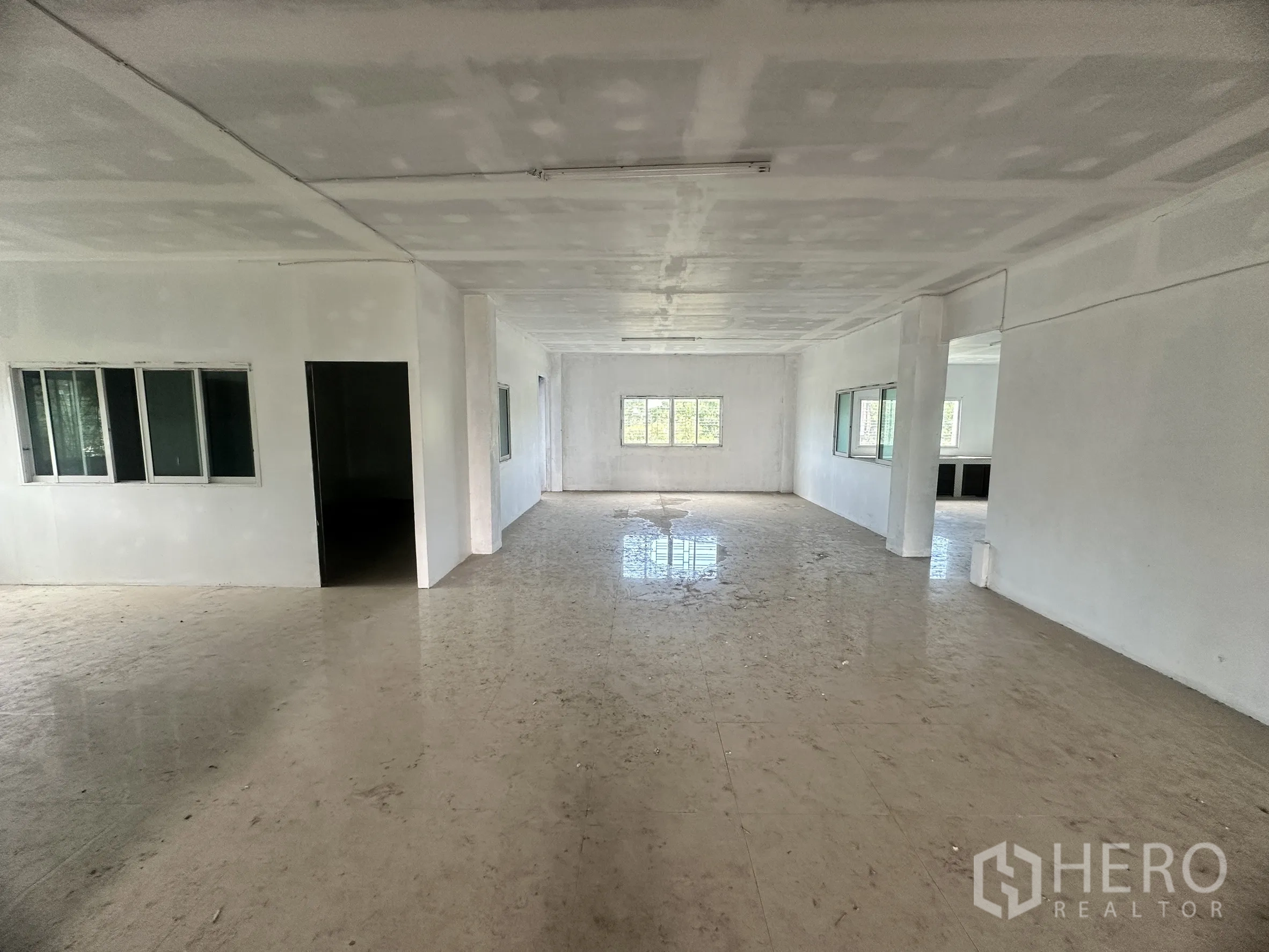 Land for sale in Mueang Samut Prakan, Samut Prakan - Large office or workspace with tiled floor, windows and partition walls inside the building.
