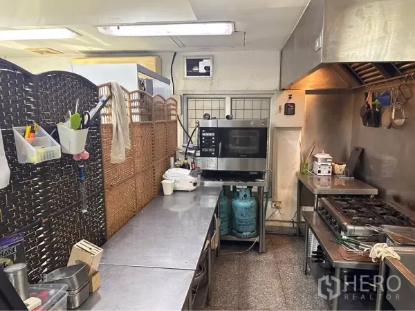 零售空间 出租在Watthana, Bangkok - 全套商用厨房，燃气灶、烤箱、排烟罩与备餐台