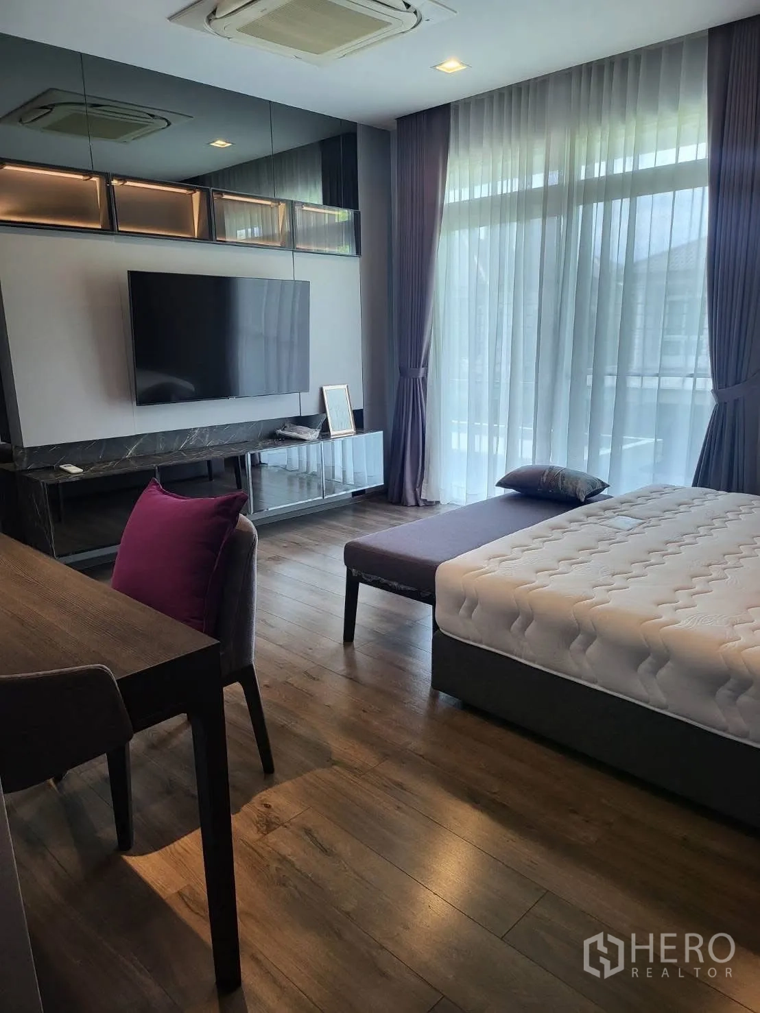 บ้านเดี่ยว for rent in Bang Phli, Samut Prakan - ห้องนอนมาสเตอร์ผนังทีวีติดตั้ง กระจกเงา และหน้าต่างบานใหญ่