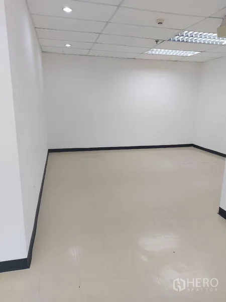 办公空间 出租在Pathum Wan, Bangkok - 安静的办公区，白色墙面、嵌入式照明与光滑地面。