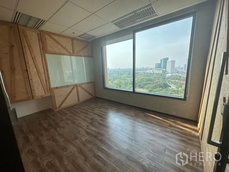 สำนักงาน ให้เช่าในChatuchak, Bangkok - ห้องส่วนตัวมีผนังลายไม้ OSB ไวท์บอร์ด และกระจกเต็มบานรับวิวพื้นที่สีเขียวของสวน