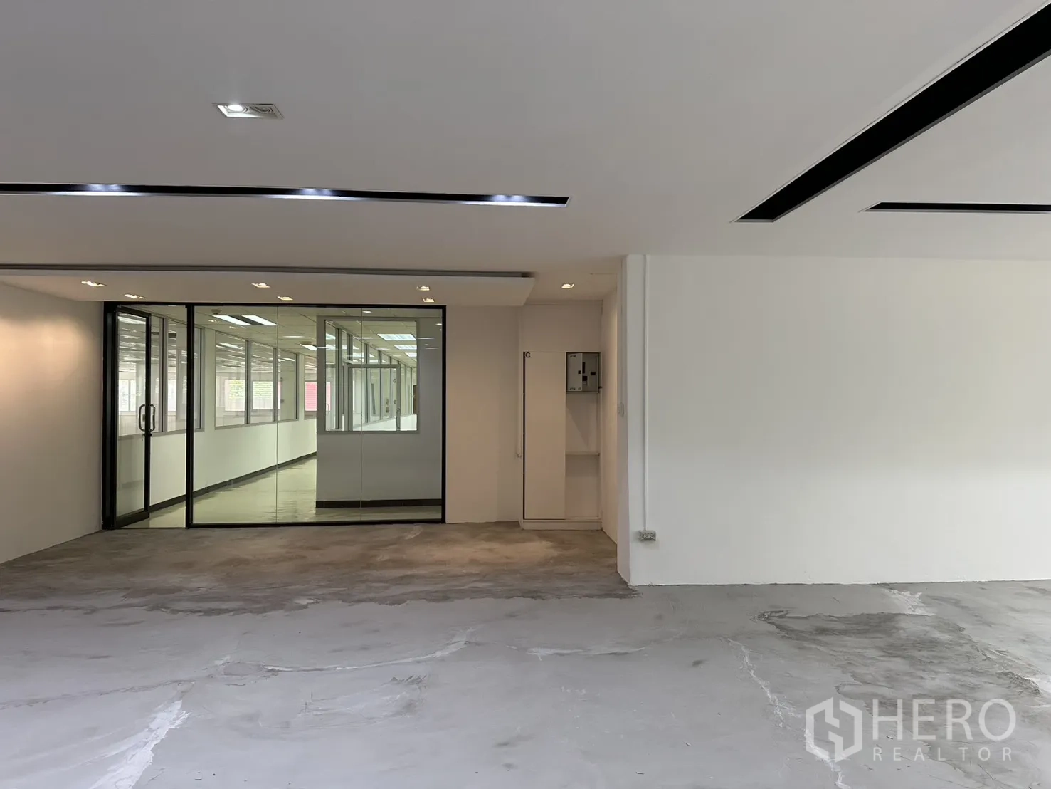 ออฟฟิศ for rent in Pathum Wan, Bangkok - โซนทำงานมองไปยังผนังกระจกบานเลื่อนและทางเดิน