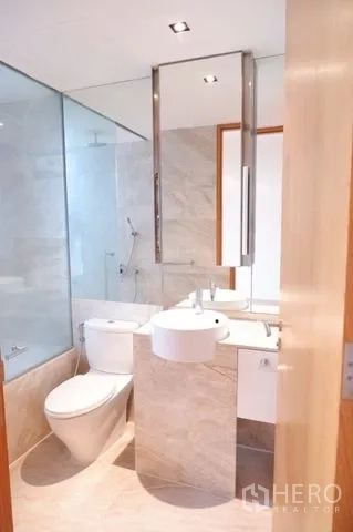 公寓 出售在Sathon, Bangkok - 现代卫浴，超大镜面、玻璃淋浴间与大理石质感。