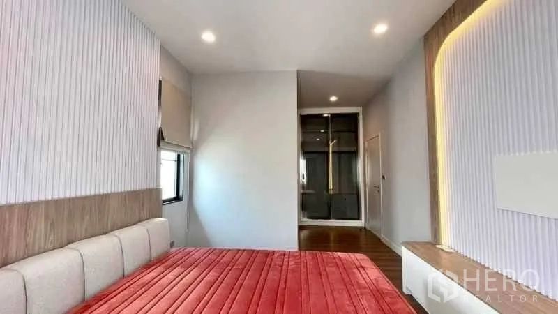 บ้านเดี่ยว for rent or sale in Bang Phli, Samut Prakan - ห้องนอนเตียงใหญ่ ผนังตกแต่งไฟซ่อน พื้นไม้