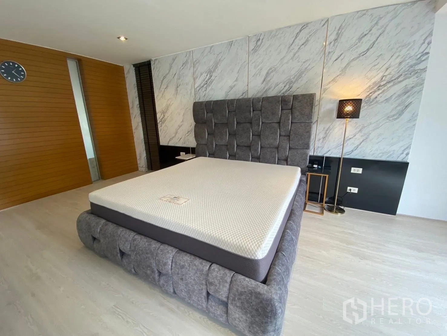 บ้าน ให้เช่าในSuan Luang, Bangkok - ห้องนอนผนังลายหินอ่อน เตียงบุนวมทรงเตี้ย