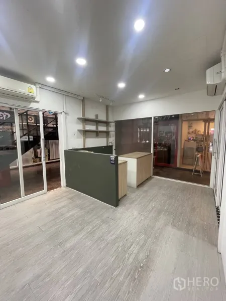 零售空间 出租在Khlong Toei, Bangkok - 小型零售铺面，木纹地板、筒灯照明、玻璃门面与空调。