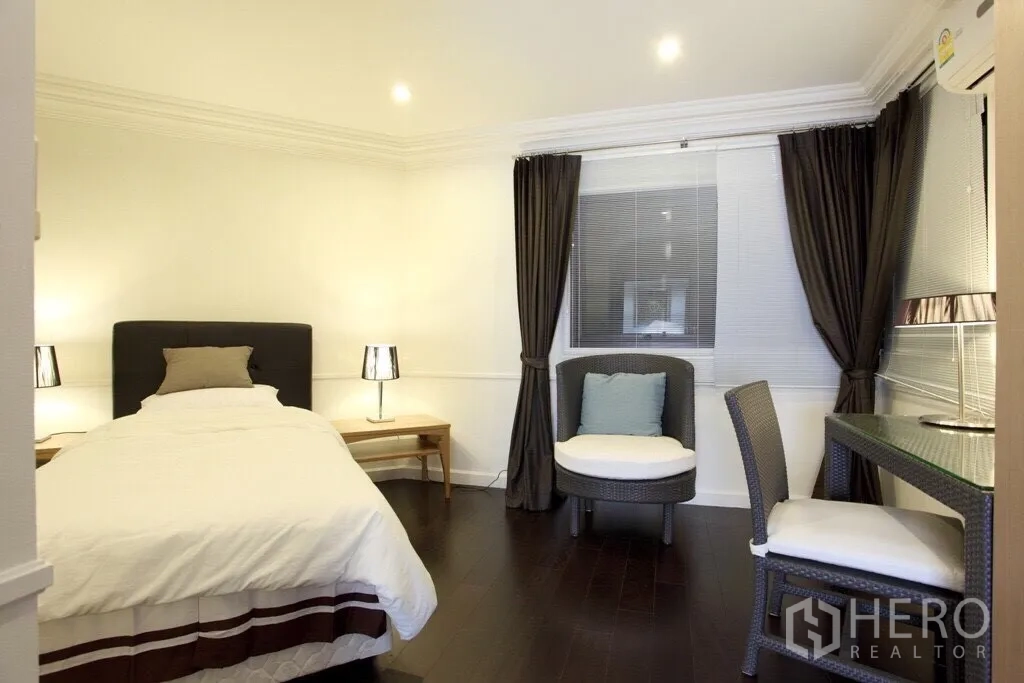 คอนโด ให้เช่าในSathon, Bangkok - ห้องนอนรองพร้อมเตียงเดี่ยว โต๊ะทำงาน และมุมนั่งเล่นริมหน้าต่าง