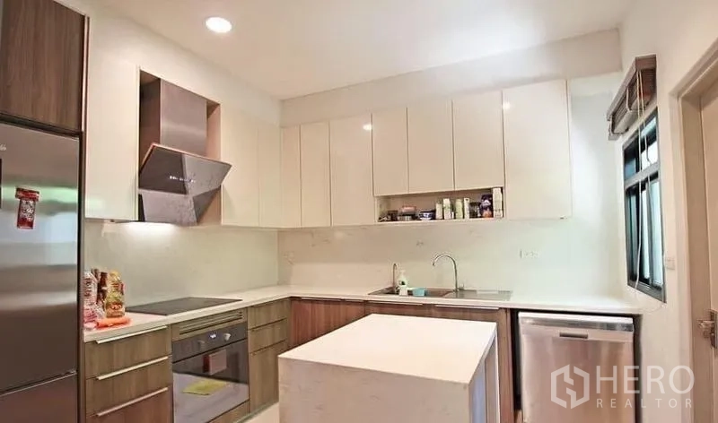 บ้าน ให้เช่าในBang Khae, Bangkok - ครัวรูปตัว U พร้อมไอส์แลนด์ เตาอบบิวท์อิน และตู้เก็บของครบ