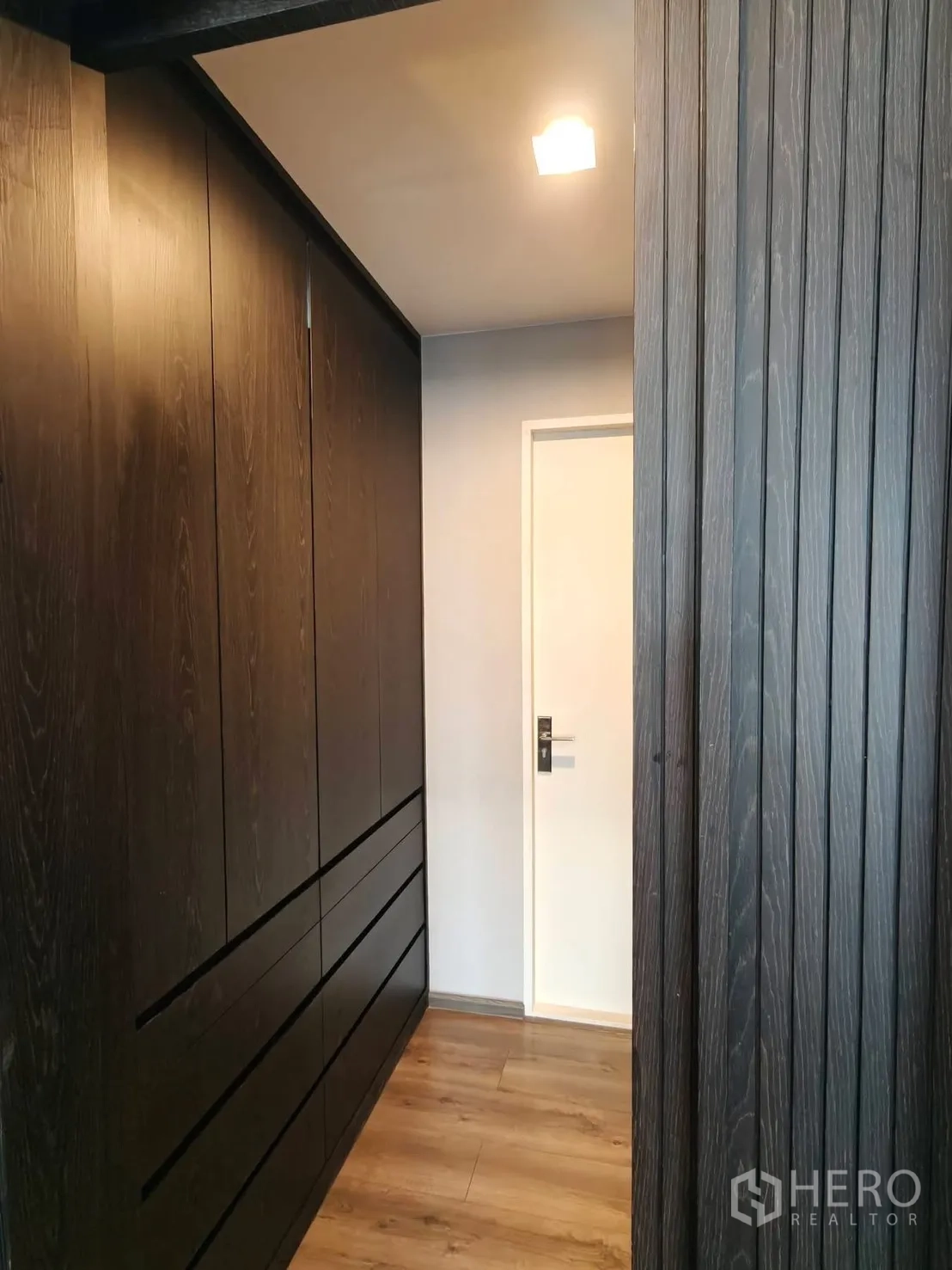 独栋房屋 for rent or sale in Bang Phli, Samut Prakan - 走廊设深色木质内置衣柜与抽屉。