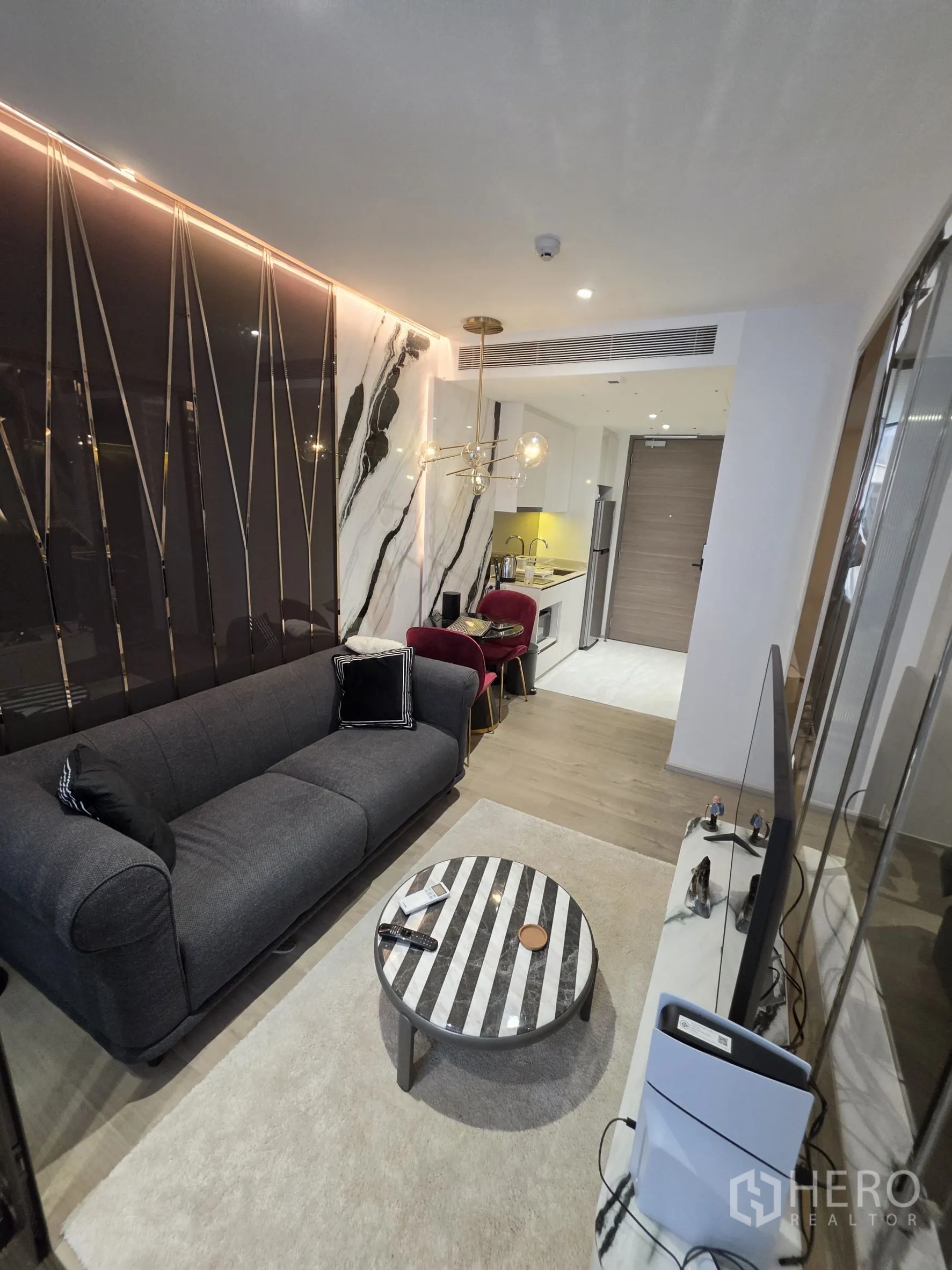 คอนโด for rent in Khlong Toei, Bangkok - มุมมองจากห้องนั่งเล่นไปยังประตูทางเข้า เห็นครัวและมุมรับประทานอาหาร