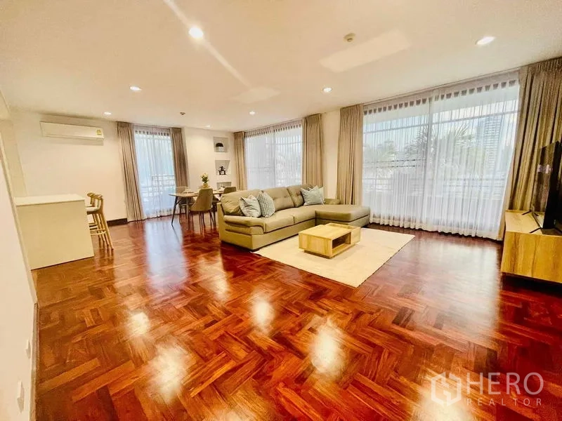 公寓 出租 - 开放式起居空间，光亮拼花地板与充足自然光。