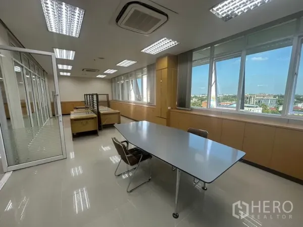 办公空间 出租在Suan Luang, Bangkok - 采光充足的会议区，城市景观、长方形桌及吊顶嵌入式空调。