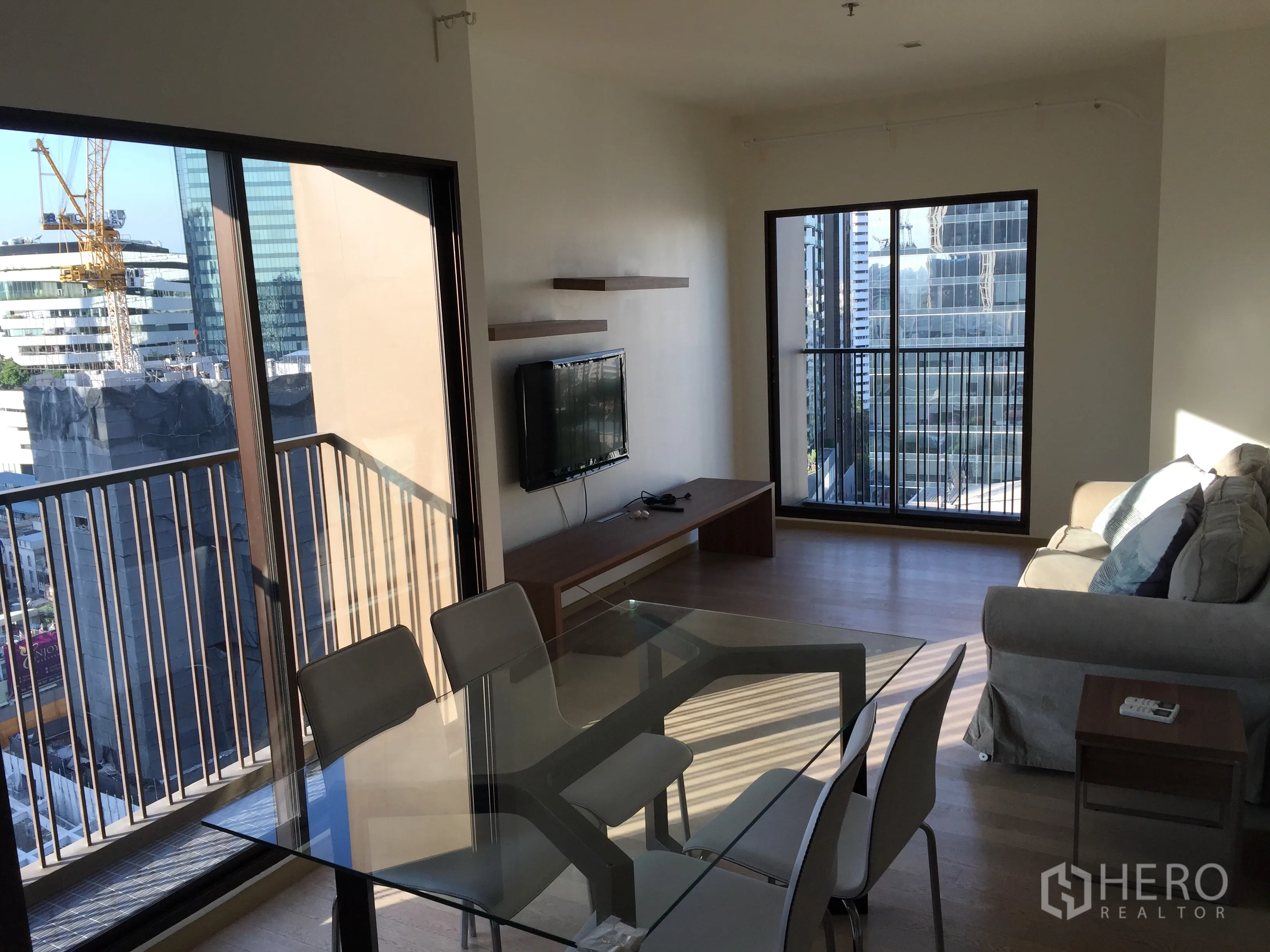 คอนโด ให้เช่าในBangkok - ห้องนั่งเล่นและทานอาหารสว่าง โปร่ง ด้วยประตูบานเลื่อนสูงจรดเพดาน เปิดสู่ระเบียงวิวเมือง