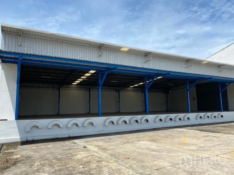工厂 出租在Nonthaburi - 带蓝色钢柱和升高平台的工厂遮棚装卸区